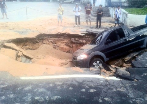  Adutora rompe e engole carro