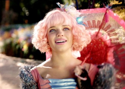 Seio de Bruna Linzmeyer escapa em cena de novela