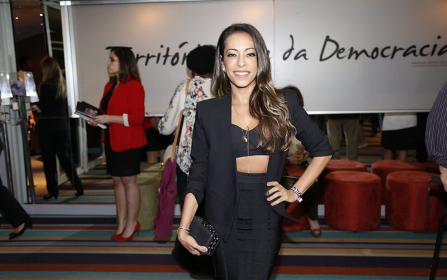 Samantha Schmutz pede desculpas após pagar taxista com dinheiro cenográfico