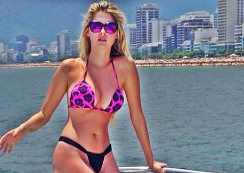  Bárbara Evans posa de biquíni durante passeio de lancha no Rio