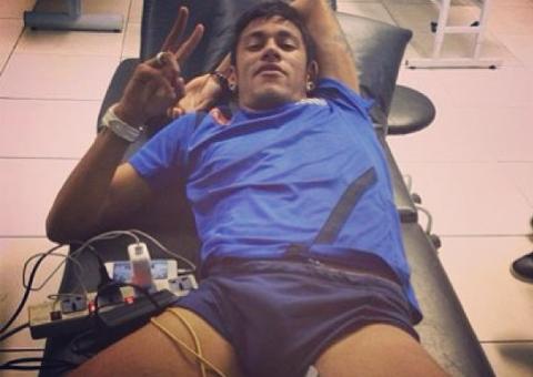 Foto com pose indiscreta de Neymar mostra mais do que devia