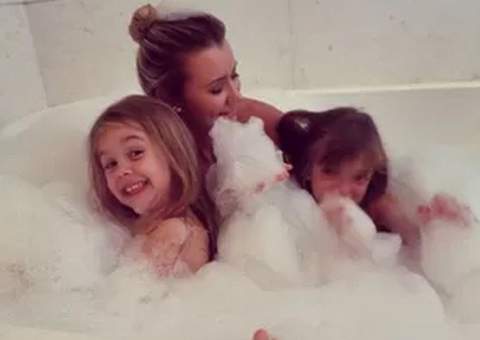 Roberto Justus rebate críticas após publicar foto da filha com a namorada em banheira