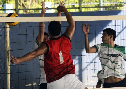 Na estreia da Copa dos Bairros de Vôlei, Castelo Branco sai na frente
