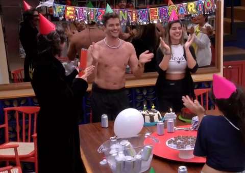 BBB17: Marcos e Vivian comemoram aniversários e fazem discursos 