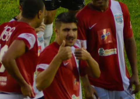  Caio Castro mostrou seu lado boleiro e recebeu "conferida" de Neymar