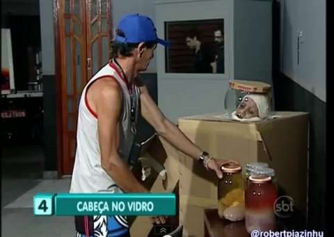 Pegadinha: De repente a cabeça do vidro mexe 