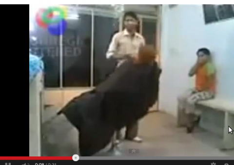  Cabeleireiro bate em cliente que dorme. Veja vídeo