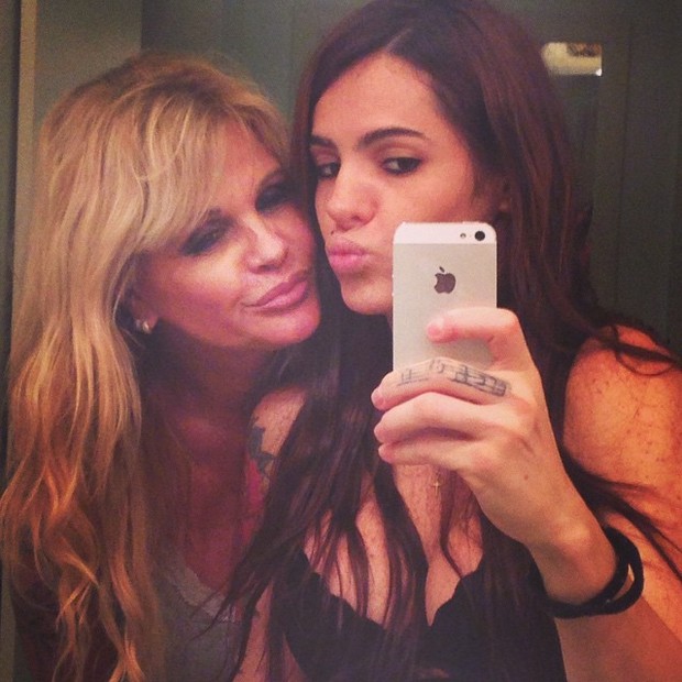 Empregada de Monique Evans se demite por conta de namoro lésbico