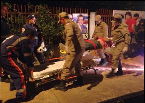 Caçamba tomba na Compensa e motorista fica preso nas ferragens