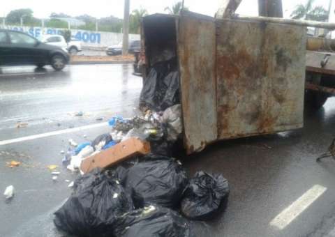 Caçamba capota na Torquato Tapajós