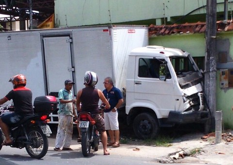 Caminhão descontrolado bate em poste e destrói um carro