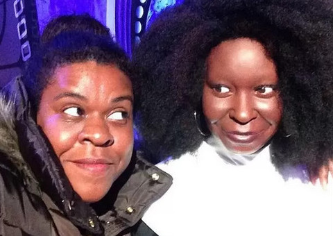 Separadas na maternidade! Cacau Potásio posa com Whoopi Goldberg e fã as comparam 