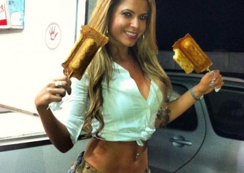  Ex-BBB Cacau mostra corpão durante rodeio