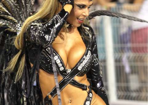  Ex-BBB Cacau dá show à parte com corpão de tirar o fôlego