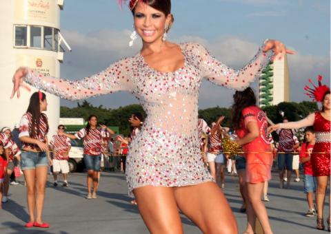  Ex-BBB Cacau e Simone Sampaio mostram samba no pé em ensaio técnico