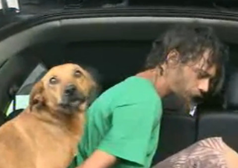 Morador de rua preso por assalto e seu cão vai junto dentro do camburão