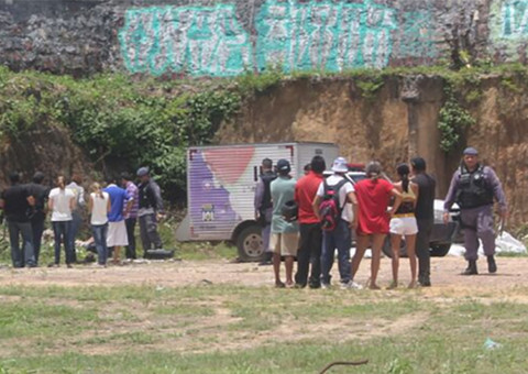Cadáver é encontrado em barranco no Coroado