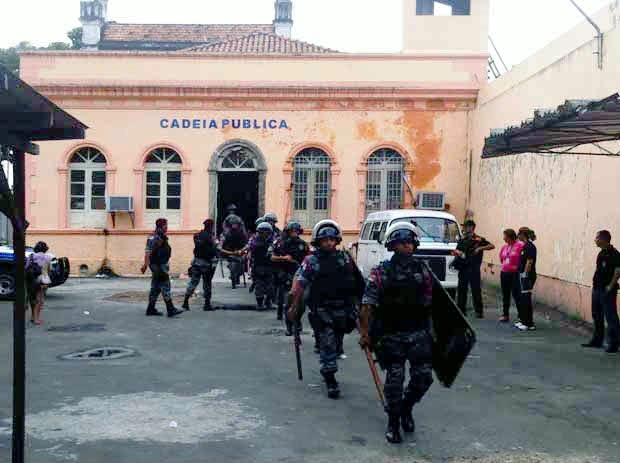 Pai que estupra filha de 15 anos é preso e mandado para penitenciária