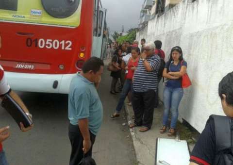 Porta cai no meio da rua e ônibus deixa passageiros sem transporte