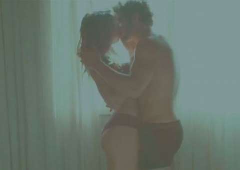  Sabrina Sato e Caio Castro no 'maior amasso' em novo filme