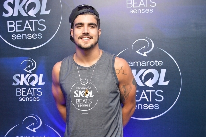 Sem namorada, Caio Castro é visto com morena em clima de romance