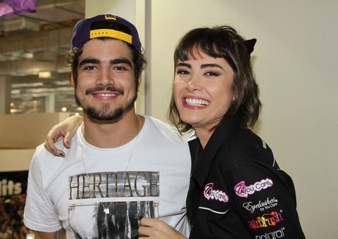 Caio Castro se recusa a posar com Maria Casadevall e atriz passa por saia justa