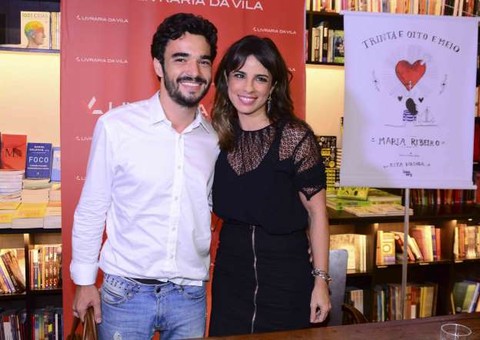 Após boatos de separação, Caio Blat e Maria Ribeiro trocam beijos em evento