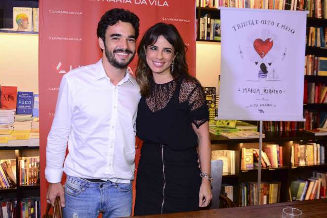 Após boatos de separação, Caio Blat e Maria Ribeiro trocam beijos em evento