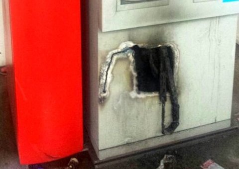 Caixa eletrônico é arrombado em faculdade no Japiim