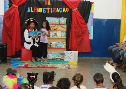 ‘Caixa Mágica da Literatura’ cria biblioteca ambulante para Cmei