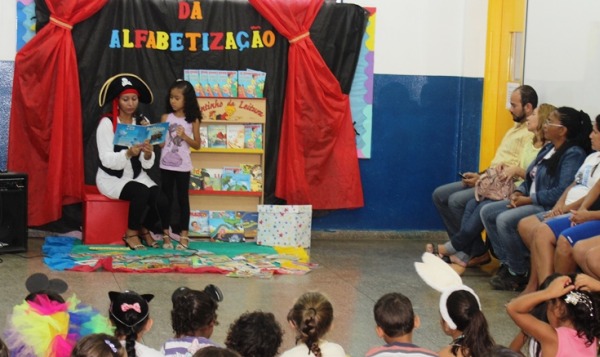 ‘Caixa Mágica da Literatura’ cria biblioteca ambulante para Cmei