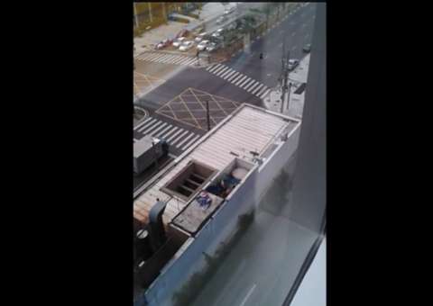 Flagrante de funcionários tomando banho em caixa d'água de restaurante