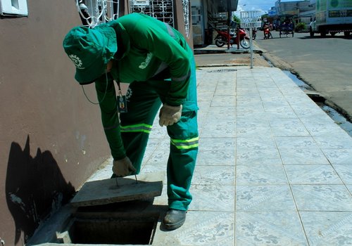 Equipe do SAAE instala caixas para hidrômetros no centro