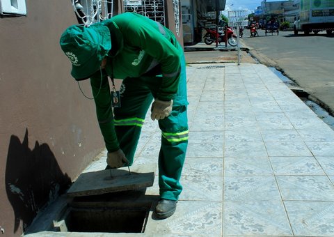 Equipe do SAAE instala caixas para hidrômetros no centro