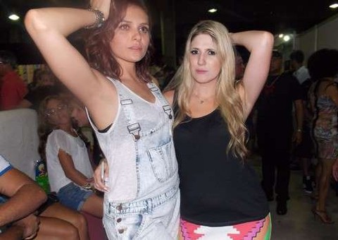 Sem Adnet, Dani Calabresa curte Festival de Verão de Salvador com Monica Iozzi