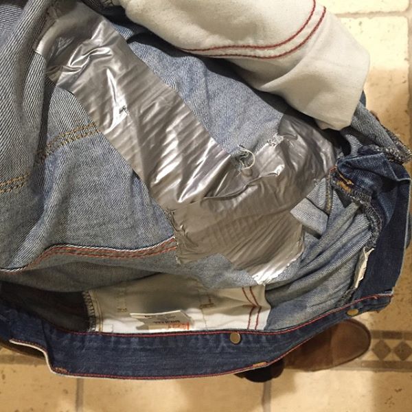 Sem perceber, Luciano Huck mostra bunda em aeroporto com calça rasgada