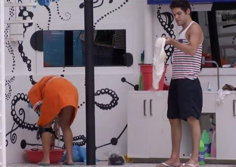 Nasser encontra calcinhas sujas na cozinha