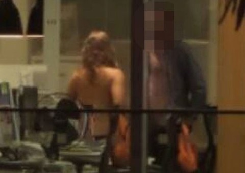 Casal é flagrado fazendo sexo em escritório após esquecer luzes acesas