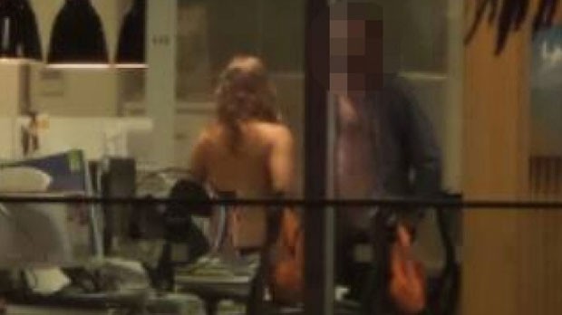 Casal é flagrado fazendo sexo em escritório após esquecer luzes acesas