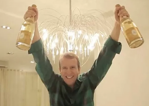 Site de humor brinca sobre "Rei do Camarote" e Record reproduz matéria falsa