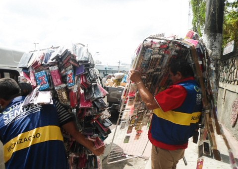  Prefeitura retira ambulantes irregulares da Avenida Djalma Batista
