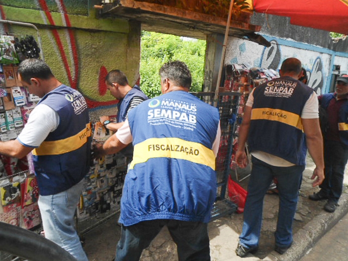  Prefeitura retira ambulantes irregulares da Avenida Djalma Batista