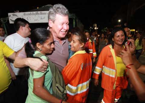 Artur executa promessa de transferir camelôs do Centro de Manaus. Sai primeiro grupo