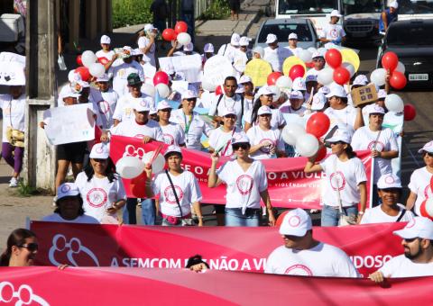  800  pessoas  na manifestação contra a violência ao idoso   