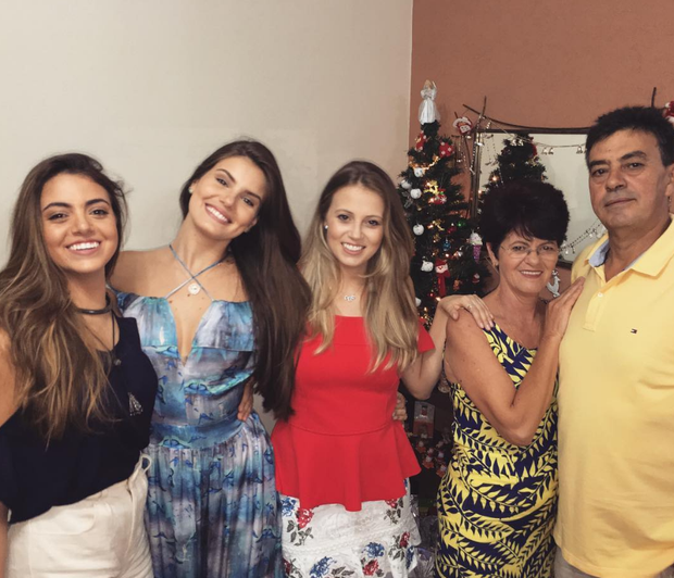 camila_queiroz_com_a_familia.png