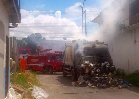 Caminhão da coleta de lixo pega fogo no São José