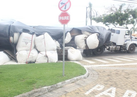 Carga de açúcar tomba na Efigênio Sales e trânsito fica "doce"