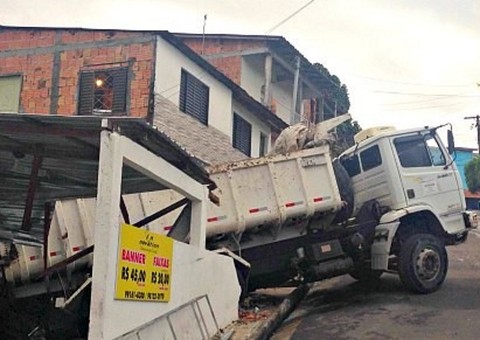 Caminhão perde o controle e vai parar dentro de uma casa 