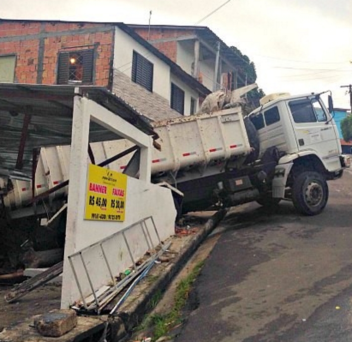 Caminhão perde o controle e vai parar dentro de uma casa 