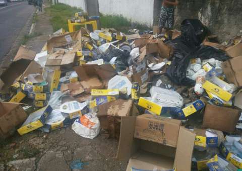 Caminhão é multado por jogar lixo em via pública